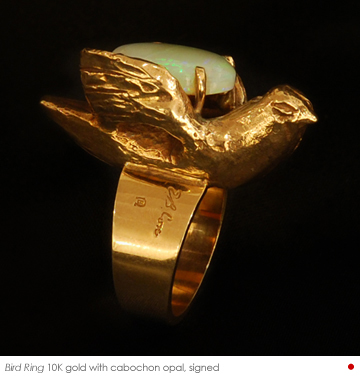 E.B. Cox - Bird Ring 10 carat gold with cabochan opal